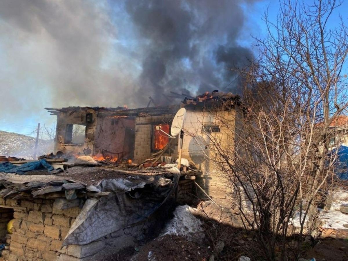 &Ccedil;&ouml;mlek kurutma sobasından &ccedil;ıkan yangında ev alevlere teslim oldu