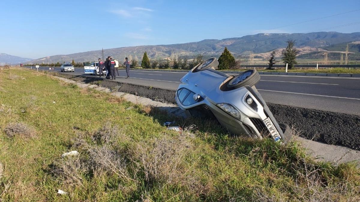 Devrilen ara&ccedil;taki 5 kişi yaralandı