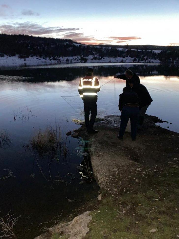 Botla kaçak balık avı yapan 4 kişi yakalandı G5