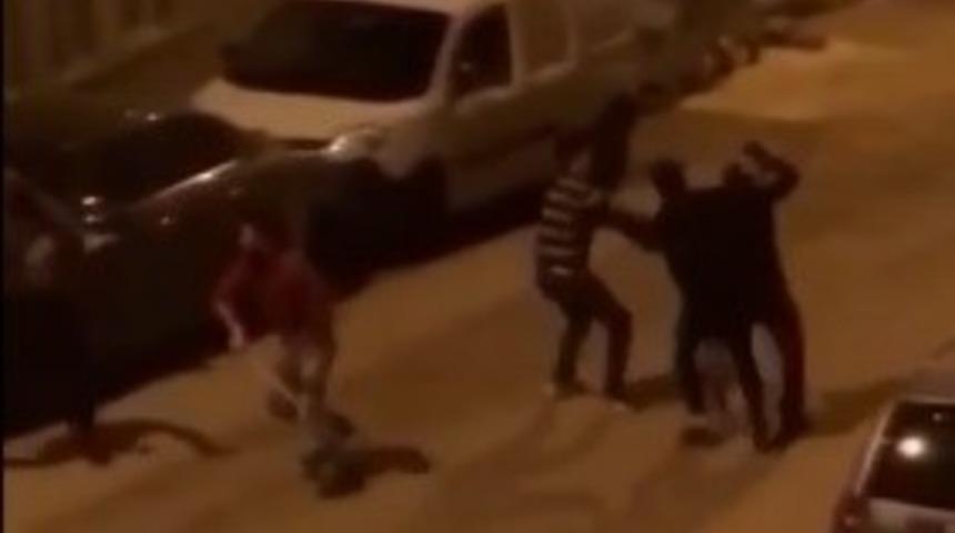 Sopalarla birbirlerine girdiler, o anlar kameraya yansıdı