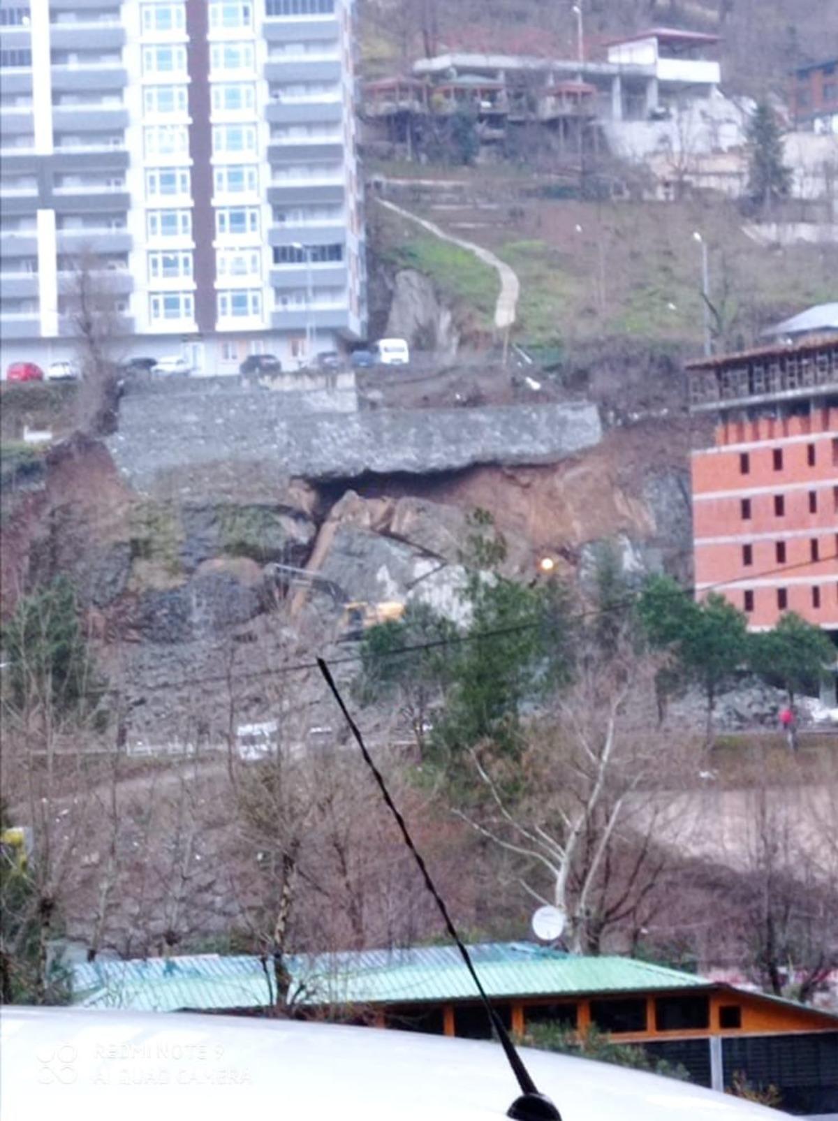 Artvin&rsquo;de istinat duvarı &ccedil;&ouml;kt&uuml;, operat&ouml;r son anda kurtuldu