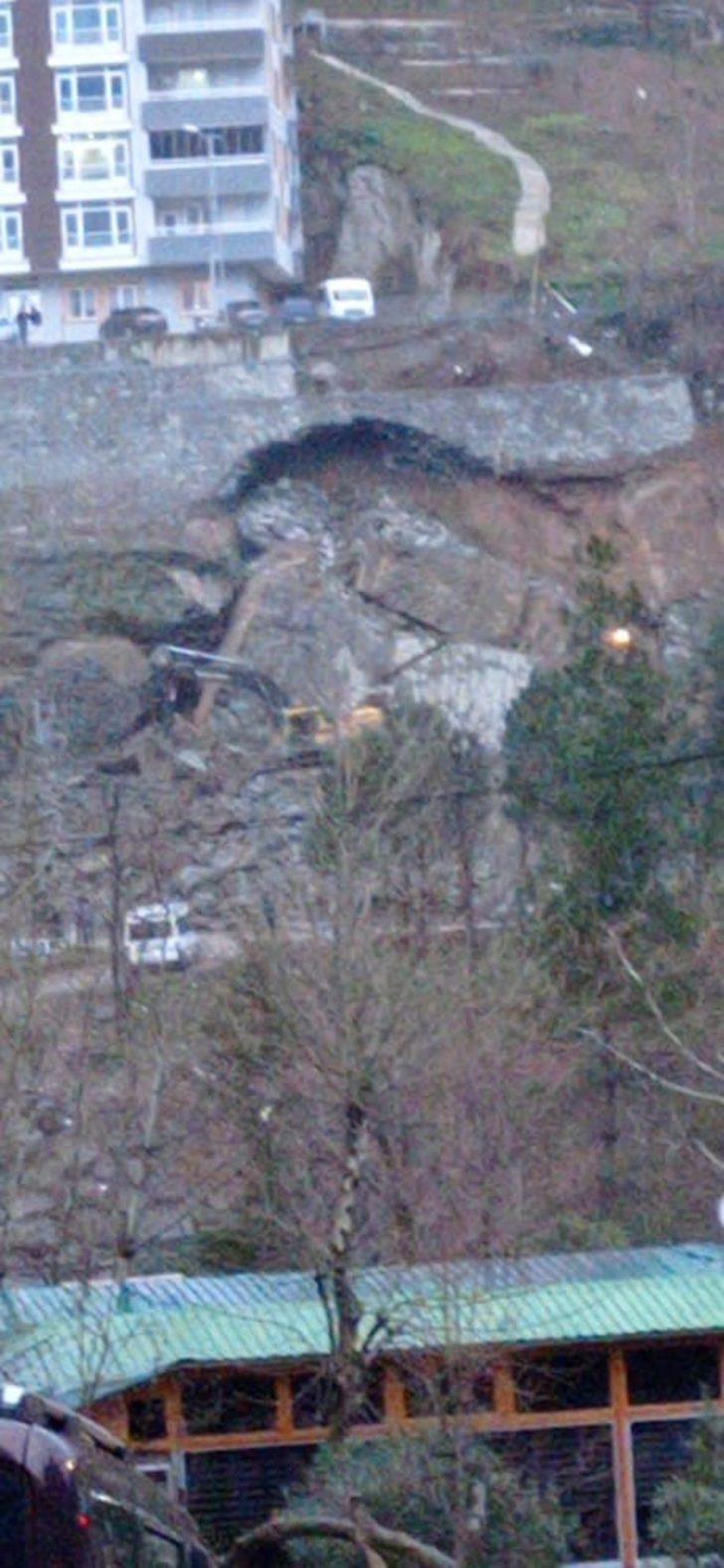 Artvin’de istinat duvarı çöktü, operatör son anda kurtuldu G3