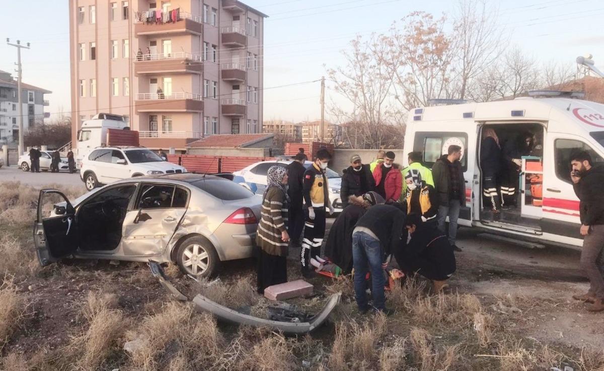 Aksaray&rsquo;da iki otomobil &ccedil;arpıştı: 6 yaralı