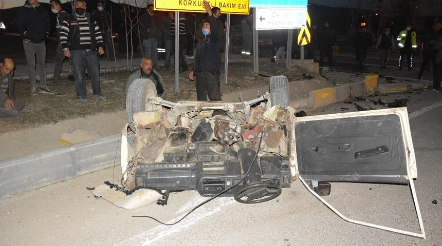 Kazada ikiye bölünen araçtan sağ çıktılar