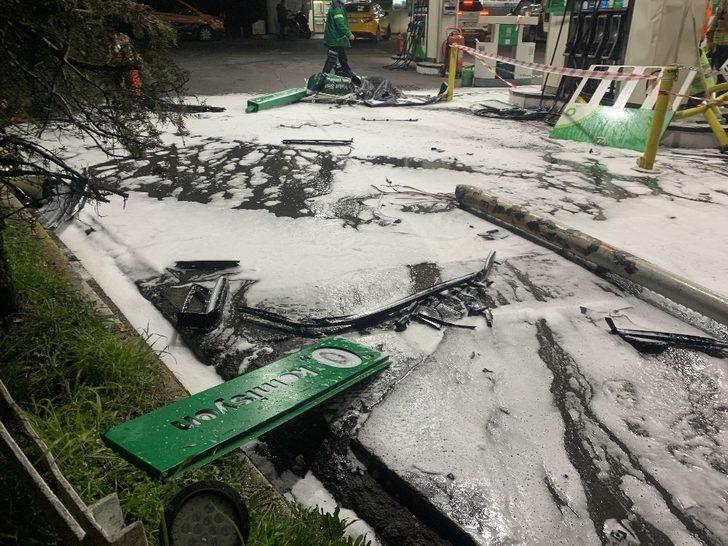 Lüks cip kontrolden çıkarak benzinliğe daldı: 4 yaralı G2