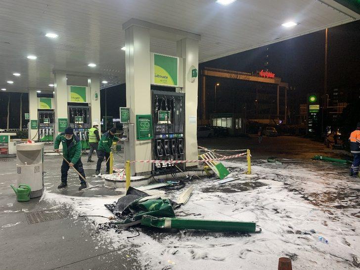 Lüks cip kontrolden çıkarak benzinliğe daldı: 4 yaralı G4