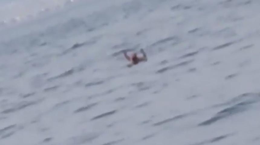Aranması olan şahıs, g&ouml;zaltına alınmamak i&ccedil;in denize atladı