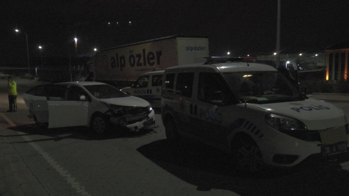 Polisten ka&ccedil;an alkoll&uuml; s&uuml;r&uuml;c&uuml; 2 ekip otosunda &ccedil;arparak durabildi