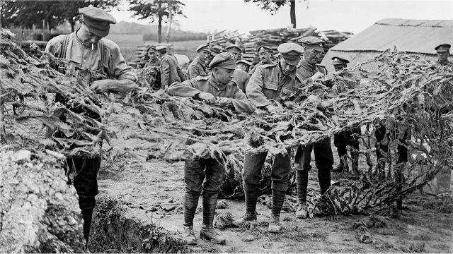 Askerler Basseux'de kamuflaj ağ örüyor - 16 Haziran 1918