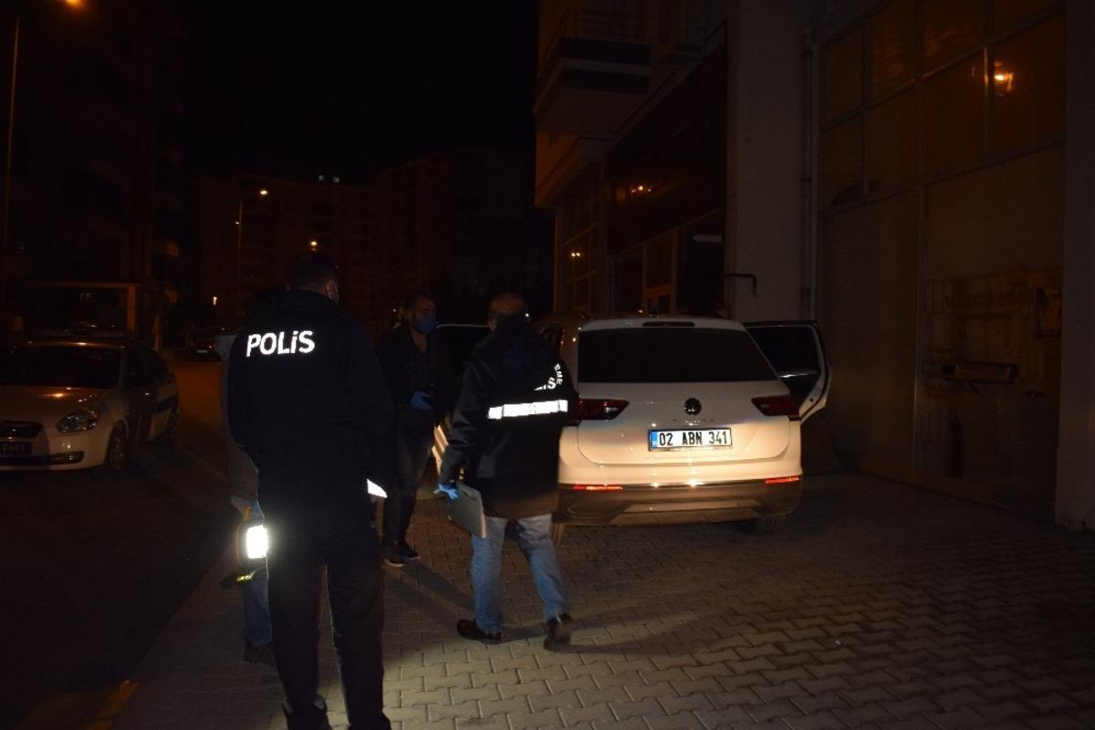 Polisin &rsquo;dur&rsquo; ihtarına uymayarak ka&ccedil;tı, aracının i&ccedil;inden 2 adet pompalı t&uuml;fek &ccedil;ıktı