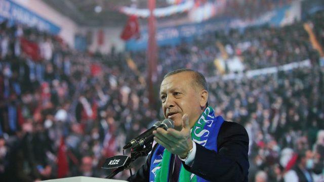 Karadeniz'de Cumhurbaşkanı Recep Tayyip Erdoğan'ın katılımıyla sosyal mesafe kurallarına dikkat edilmeden gerçekleştirilen AKP il kongreleri, muhalefet partileri tarafından eleştirildi.