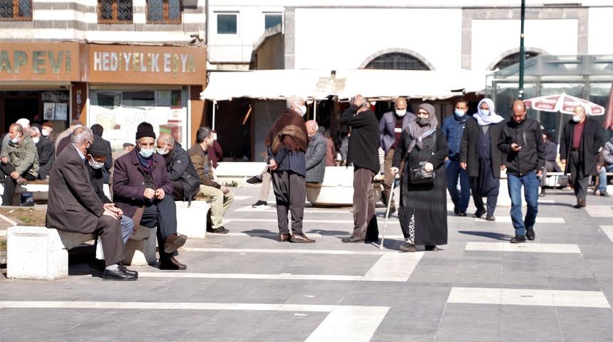 Flaş açıklama: Maske 2022'nin başına kadar hayatımızda olacak