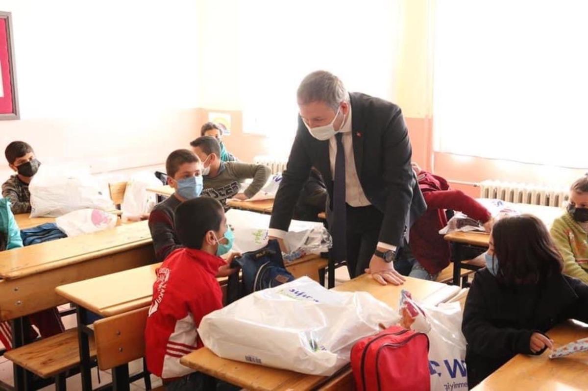 Kaymakam Yelek&rsquo;ten &ouml;ğrencilere giyim malzemesi desteği