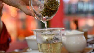 Elimizden düşmeyen her öğünde yanımızda olan çayların bilinmeyen faydaları! Siyah çay felce, beyaz çay...