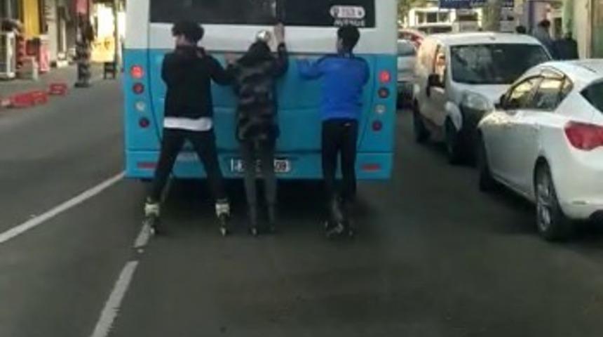 (Özel) Patenli 3 gencin otobüs arkasında tehlikeli yolculuğu kamerada