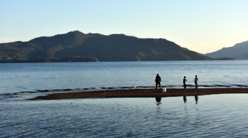 Depremle ilgisi mi var? Marmaris'te sular çekildi