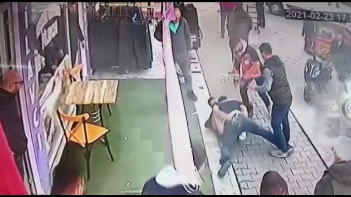 (&Ouml;zel) Pendik&rsquo;te şahısların sokak ortasında tekmeli yumruklu kavgası kamerada