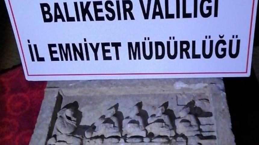 Balıkesir’de 2 bin yıllık mezar stelini satamadan yakalandı