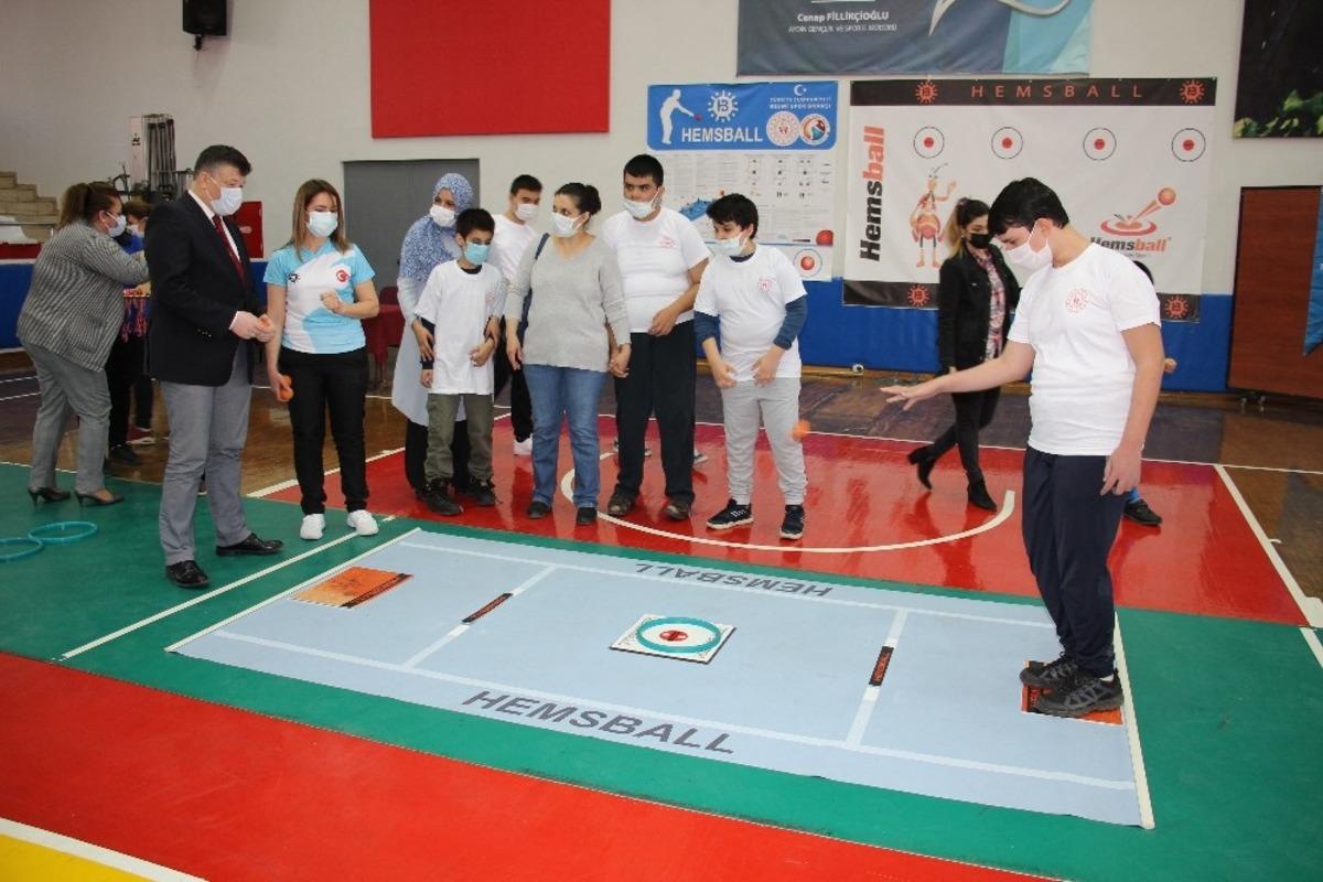 Otizmli &ccedil;ocuklar hemsball ile engelleri aşıyor