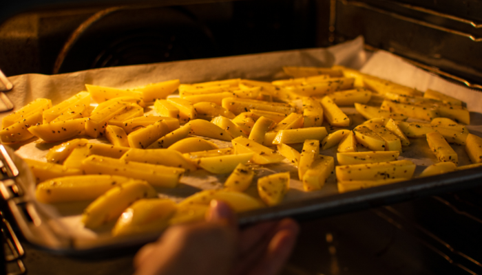 Usta ellerden çıkmış gibi: Fırında çıtır çıtır pişen sarımsağı ve baharatı bol patates tarifi