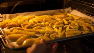 Usta ellerden çıkmış gibi: Fırında çıtır çıtır pişen sarımsağı ve baharatı bol patates tarifi