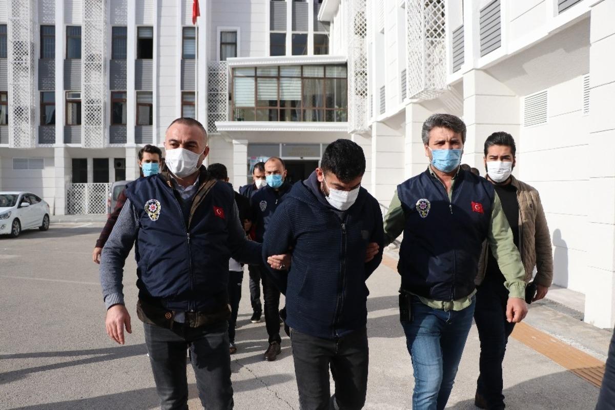 Yaşlı adamı &ouml;ld&uuml;r&uuml;p bir hafta evde bekletmişler