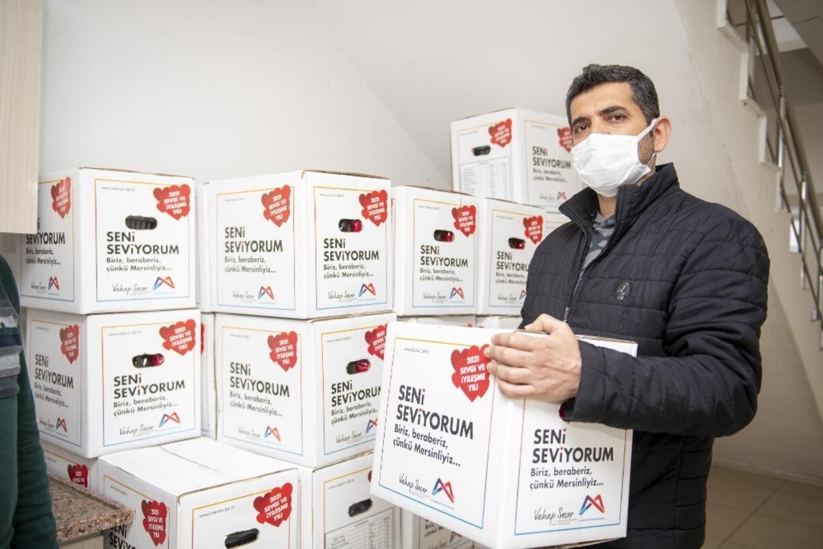 Mersin B&uuml;y&uuml;kşehir Belediyesi, iş yeri kapalı 5 bin 785 esnafa gıda kolisi dağıtıyor