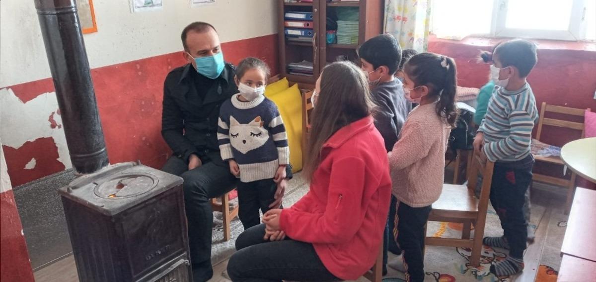 Ağrı Milli Eğitim M&uuml;d&uuml;r&uuml; Tekin, k&ouml;y okullarını ziyaret etti