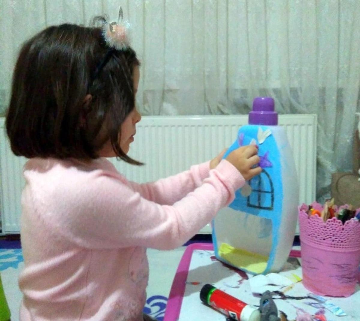 Atıklar minik &ouml;ğrencilerin ellerinde hayat buluyor