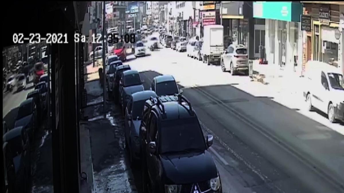 Otomobilin altında kalan kurye &ouml;l&uuml;mden d&ouml;nd&uuml;