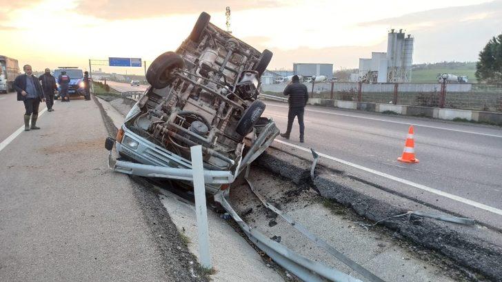 Kamyonet ters döndü, kasadaki koyunlar telef oldu G2