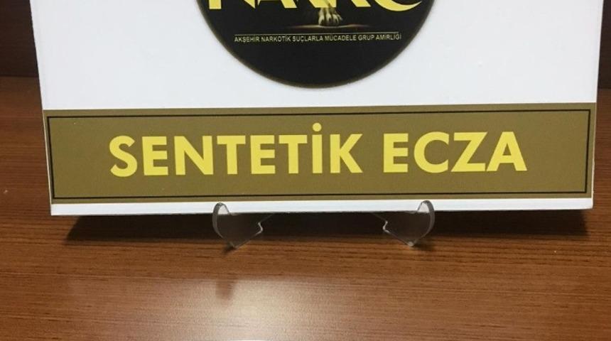 Sokağa &ccedil;ıkma yasağında uyuşturucu hapla yakalandılar