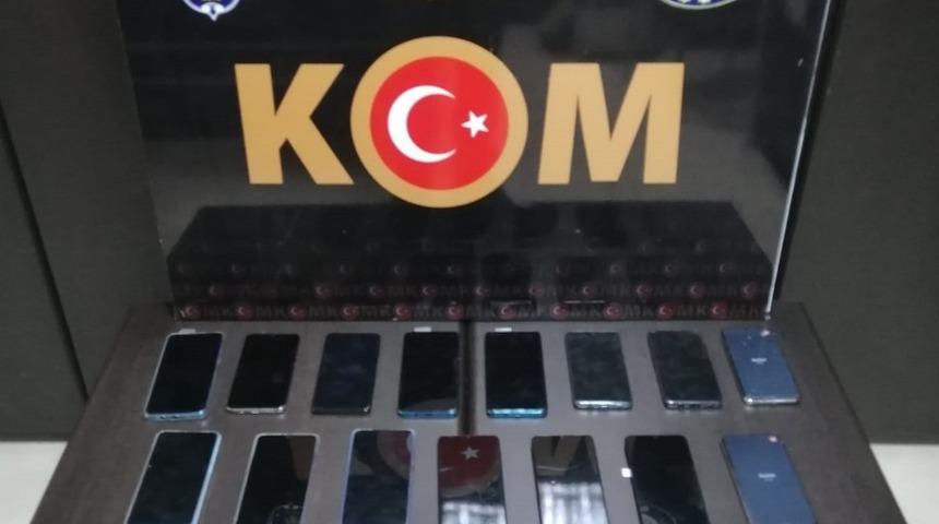 İskenderun’da 13 gümrük kaçağı telefon ele geçirildi