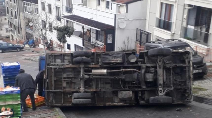 Kağıthane&rsquo;de kayan kamyonet devrildi