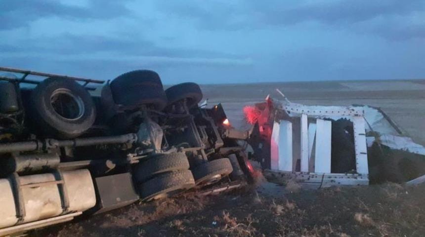 Kırşehir&rsquo;de, yan yatan tırın s&uuml;r&uuml;c&uuml;s&uuml; hafif yaralandı