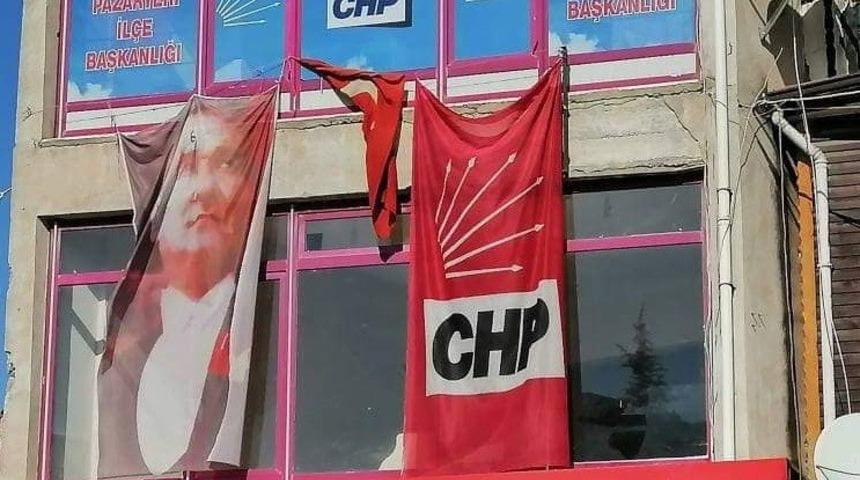 T&uuml;rk bayrağı ve Atat&uuml;rk&rsquo;&uuml;n resminin yıpranmış şekline tepki g&ouml;sterdi