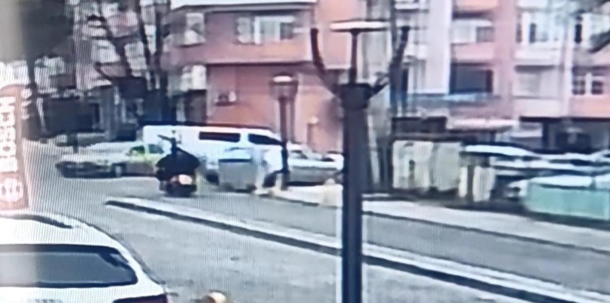 Motosiklet s&uuml;r&uuml;c&uuml;s&uuml;n&uuml;n yaralandığı kaza kameraya yansıdı