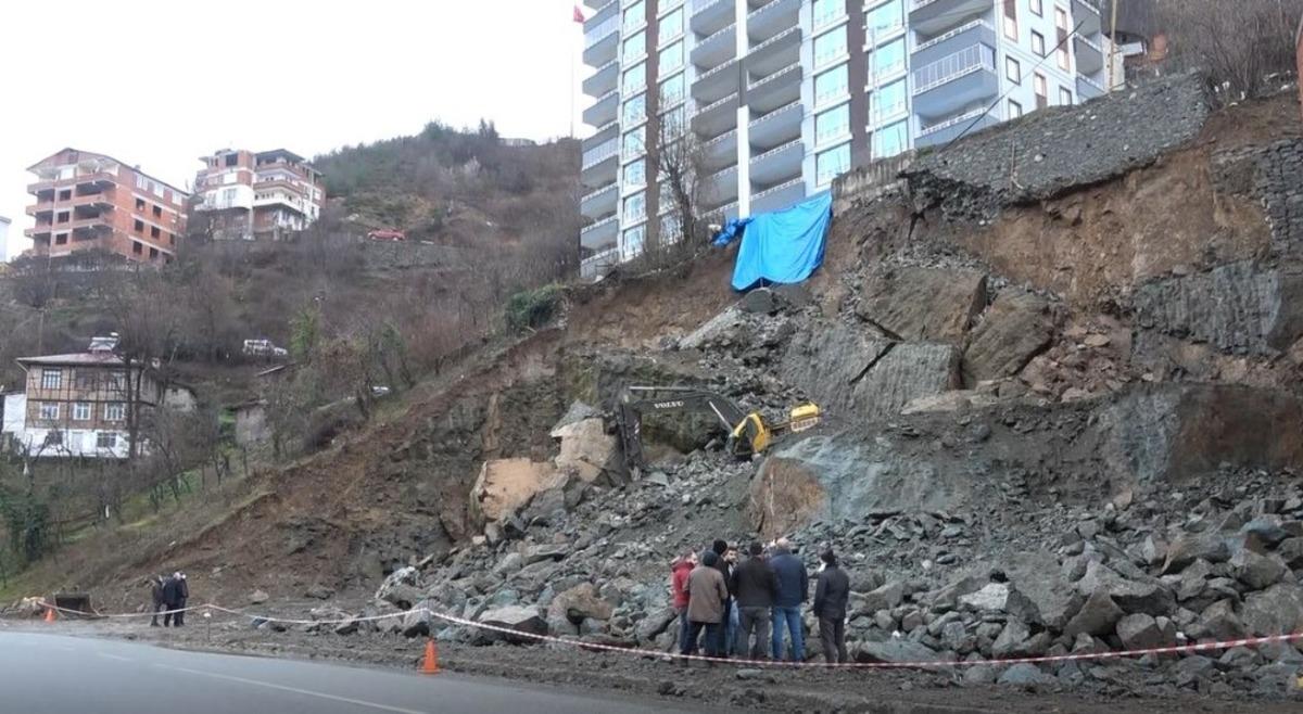 Artvin&rsquo;de istinat duvarı &ccedil;&ouml;ken binada yaşayan 52 hane tahliye edildi