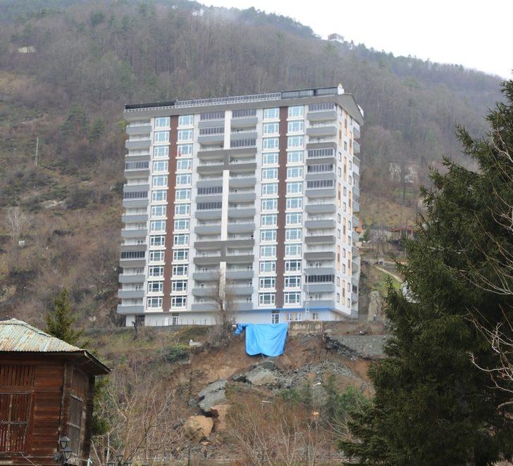 Artvin’de istinat duvarı çöken binada yaşayan 52 hane tahliye edildi G3