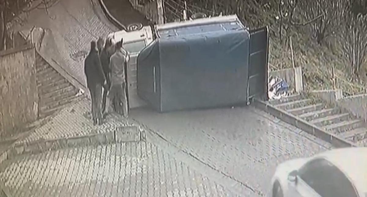 Kağıthane&rsquo;de kamyonetin devrilme anı kamerada
