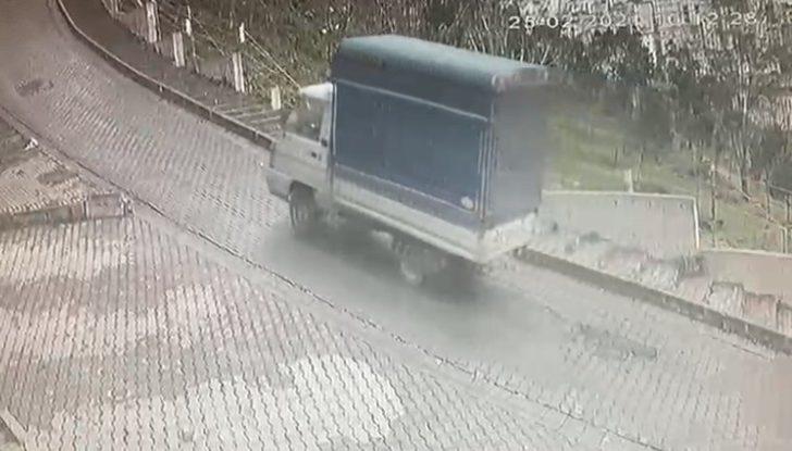 Kağıthane’de kamyonetin devrilme anı kamerada G2