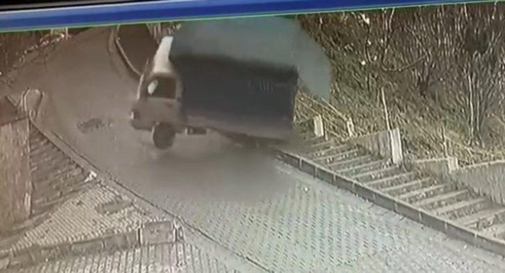 Kağıthane’de kamyonetin devrilme anı kamerada G3