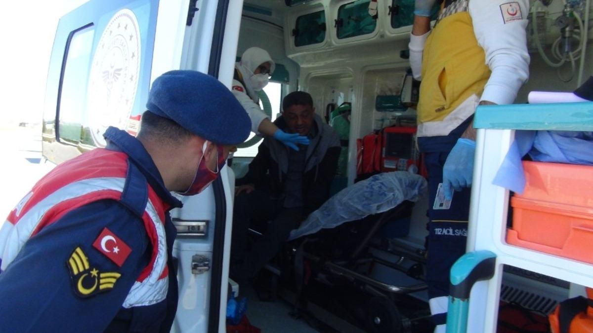 Alkoll&uuml; s&uuml;r&uuml;c&uuml; korkuluklara &ccedil;arpıp kaldırıma &ccedil;ıktı: 1 yaralı