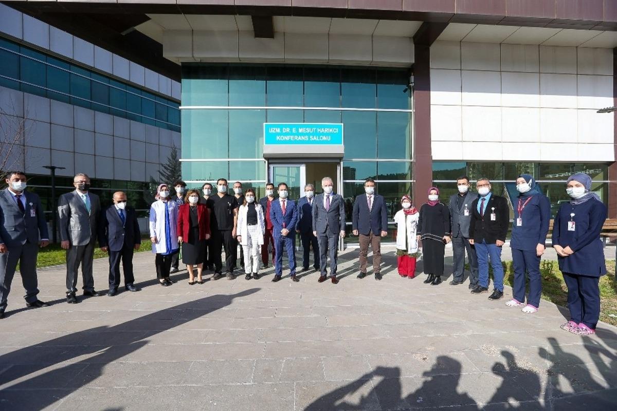 Şahin, ikinci doz aşısını olan yaşlı bireyleri hastanede ziyaret etti