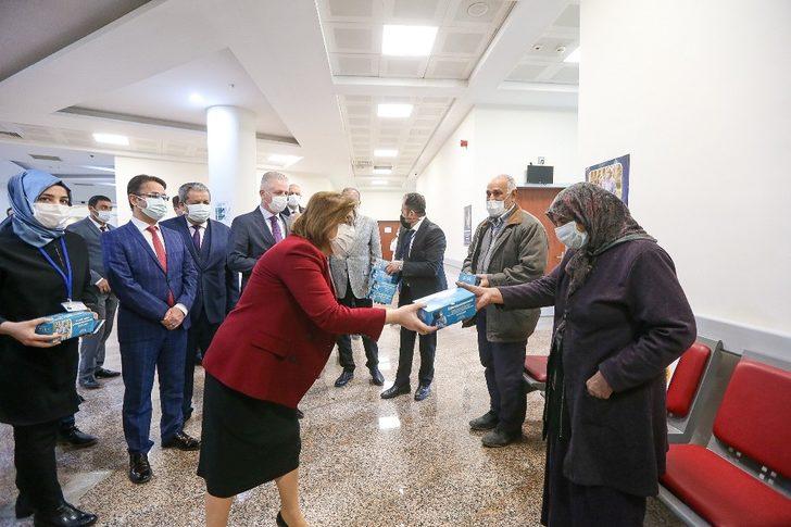 Şahin, ikinci doz aşısını olan yaşlı bireyleri hastanede ziyaret etti G3