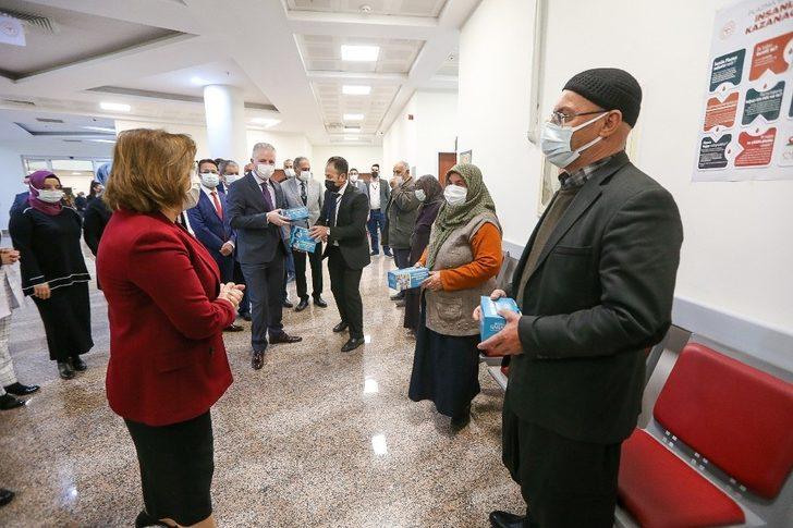 Şahin, ikinci doz aşısını olan yaşlı bireyleri hastanede ziyaret etti G4