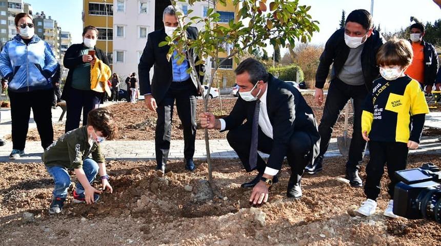 Parkın fidanlarını vatandaşlar dikti