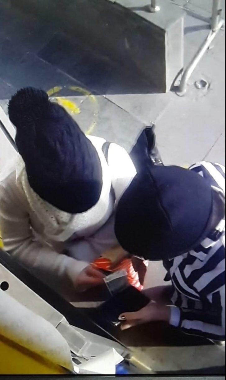 Çaldıkları banka kartıyla para çekince yakayı ele verdiler G1