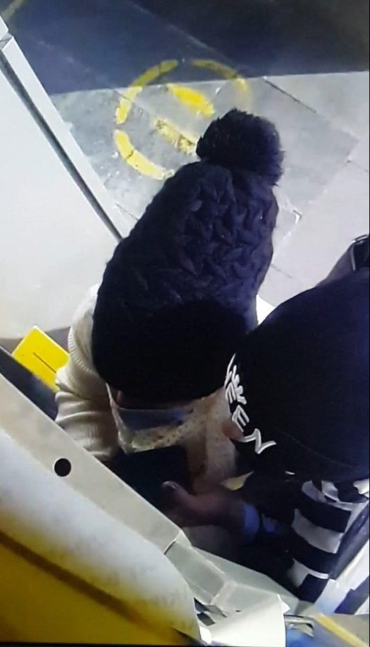 Çaldıkları banka kartıyla para çekince yakayı ele verdiler G2