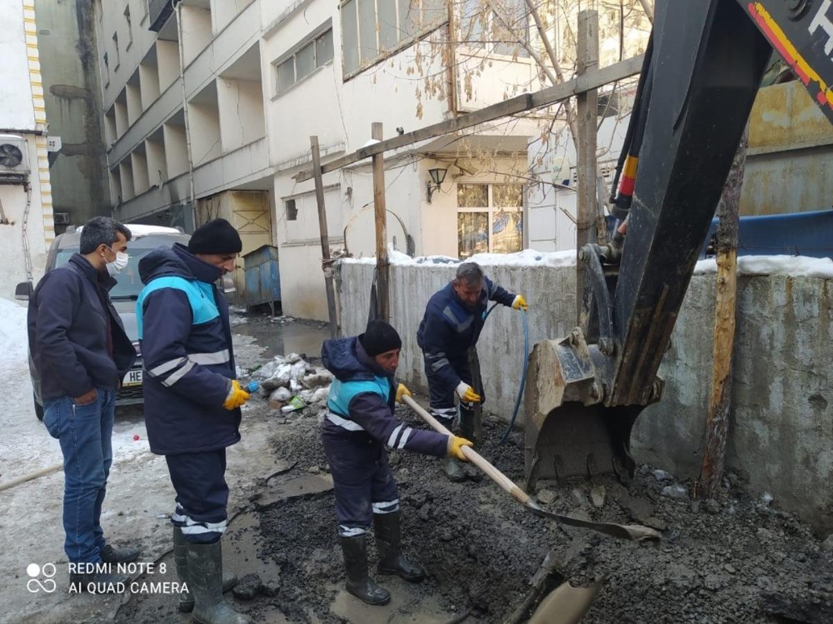 Belediye ekipleri soğuk havaya meydan okuyor